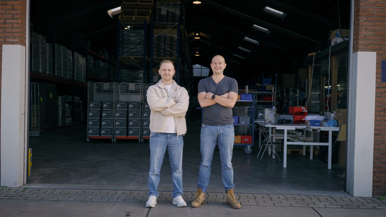 Sander en Yoram voor de Logystix-loods in Harderwijk