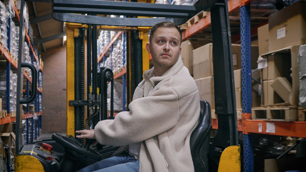 Sander op de heftruck in de Logystix-loods