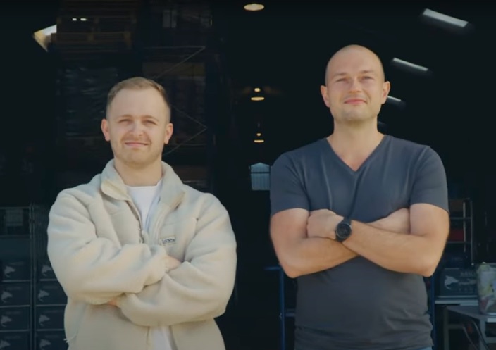 Yoram en Sander van Logystix in de loods in Harderwijk