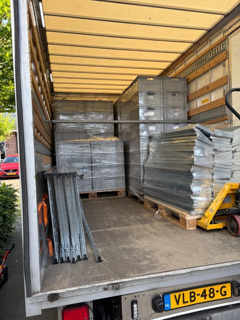 Ingeladen bakken en stellingmateriaal klaar voor transport