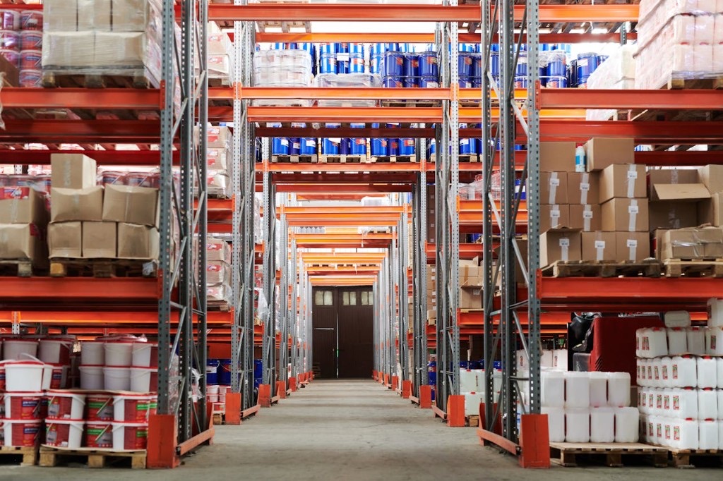 Gangpad met oranje palletstellingen en voorraad bij Logystix