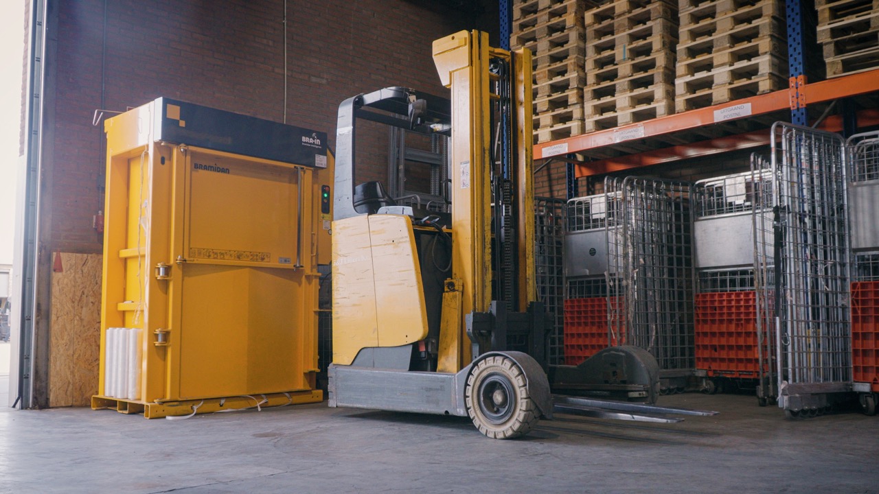 Heftruck, kartonpers, pallets en karren bij Logystix