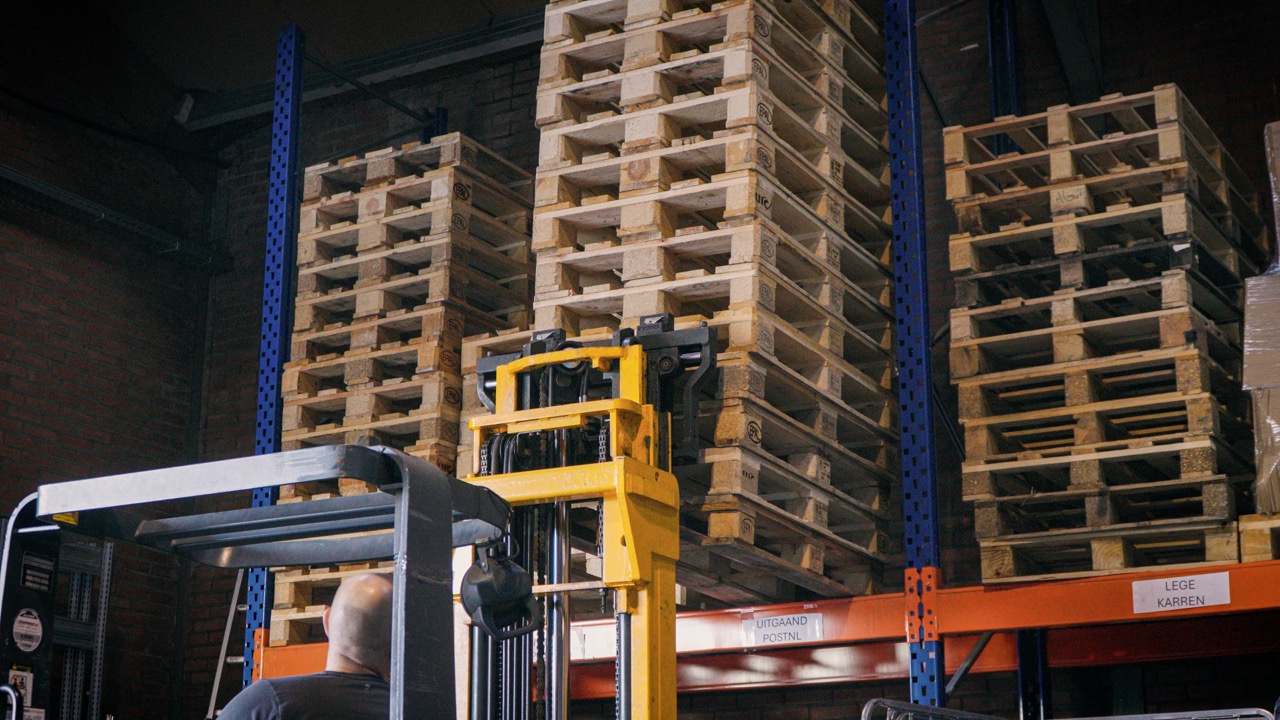 Heftruck met palletstapel in de Logystix-loods