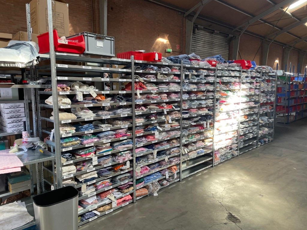 Legbordstellingen met fashionvoorraad in polybags bij Logystix