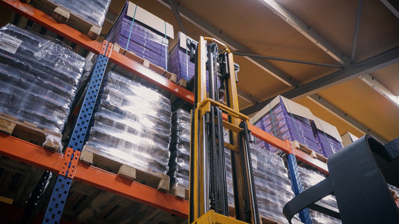 Palletstellingen vol met voorraad bij Logystix
