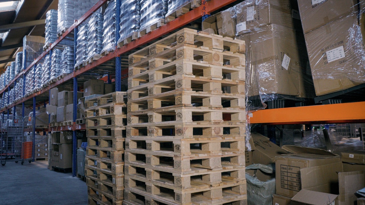 Rijen pallets met voorraad bij Logystix