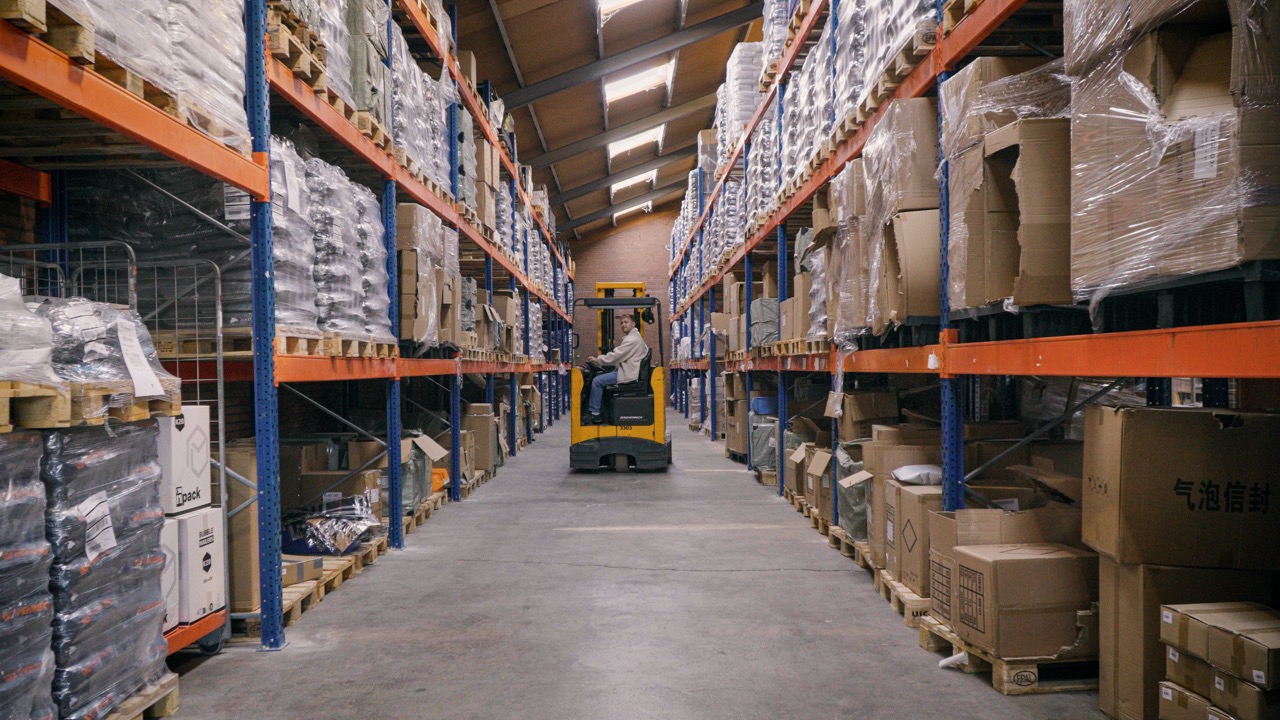 Rijen palletstellingen met heftruck in de Logystix-loods